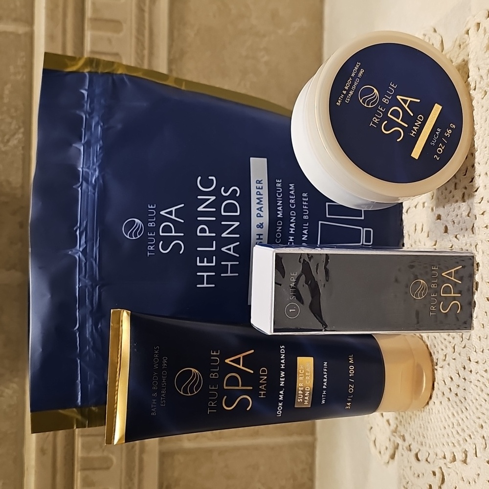 Bath & Bodyworks True Blue Spa Helping Hands Kit 3pc. Set